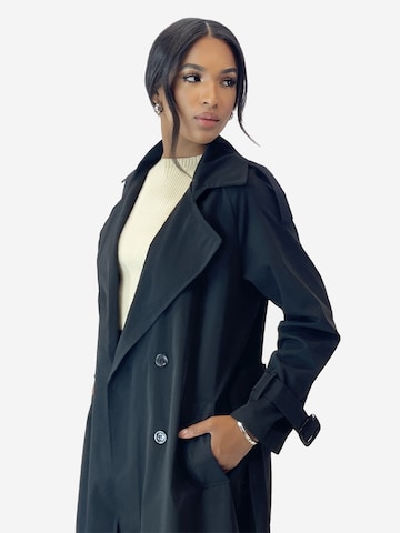 Elara Tussenmantel in Zwart