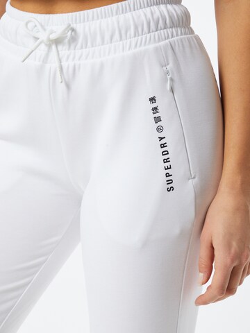 Effilé Pantalon de sport Superdry en blanc