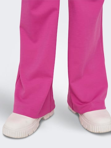 ONLY Levenevä Suorat housut 'PEACH' värissä vaaleanpunainen