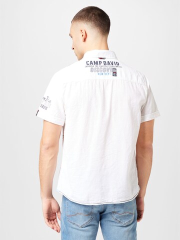 Coupe regular Chemise CAMP DAVID en blanc