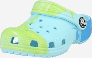 Crocs נעליים פתוחות בכחול: מלפנים