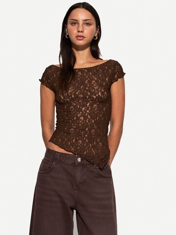 Tricou de la Bershka pe maro: față