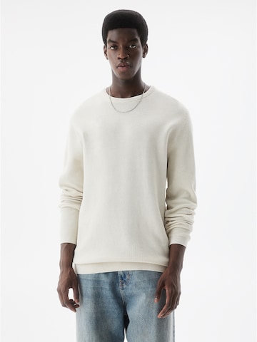 Pull&Bear Пуловер в бяло: отпред