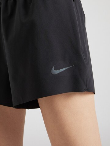 NIKE - Regular Calças de desporto 'Run Division' em preto