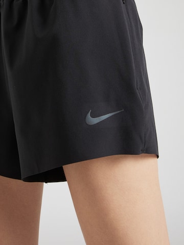 NIKEregular Sportske hlače 'Run Division' - crna boja