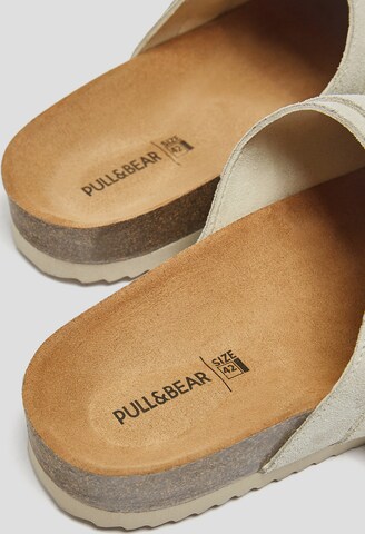 Pull&Bear Clogs in Grau