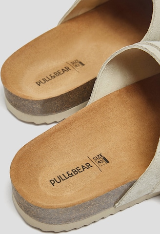 Pull&Bear Clogs in Grau