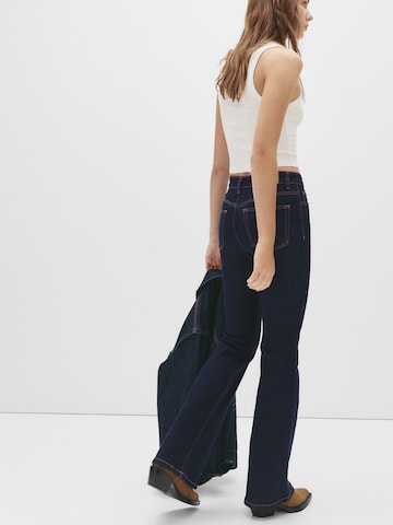 Pull&Bear Flared Jeans in Blau