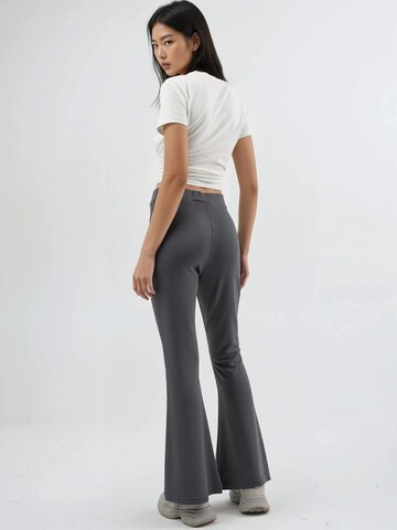 Hiccup - Flared Calças em cinzento