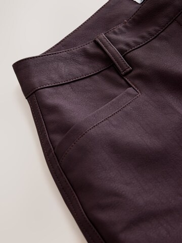Flared Pantaloni con piega frontale di Next in rosso