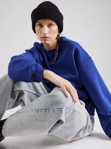 Sweat-shirt 'Essence Standard' WEEKDAY en bleu