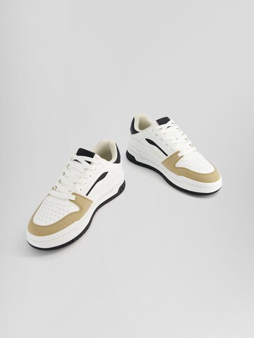 Sneaker bassa di Bershka in bianco