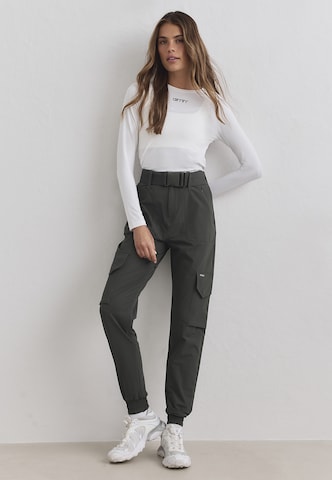 Tapered Pantaloni sportivi di Aim'n in verde: frontale