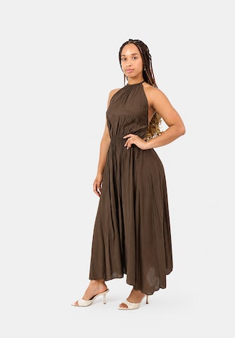 Elara Kleid in Braun