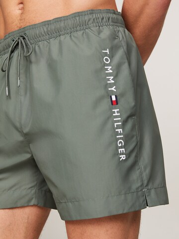 TOMMY HILFIGER Badeshorts in Grün