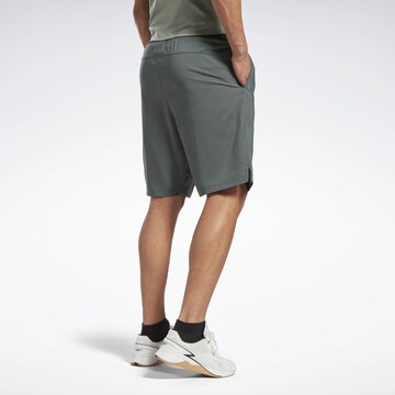 Reebok Štandardný strih Športové nohavice - Zelená
