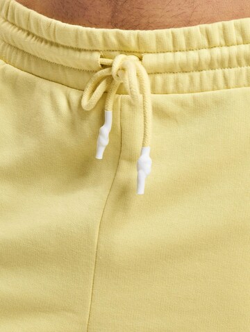 Tapered Pantaloni 'Roda' di Urban Classics in giallo