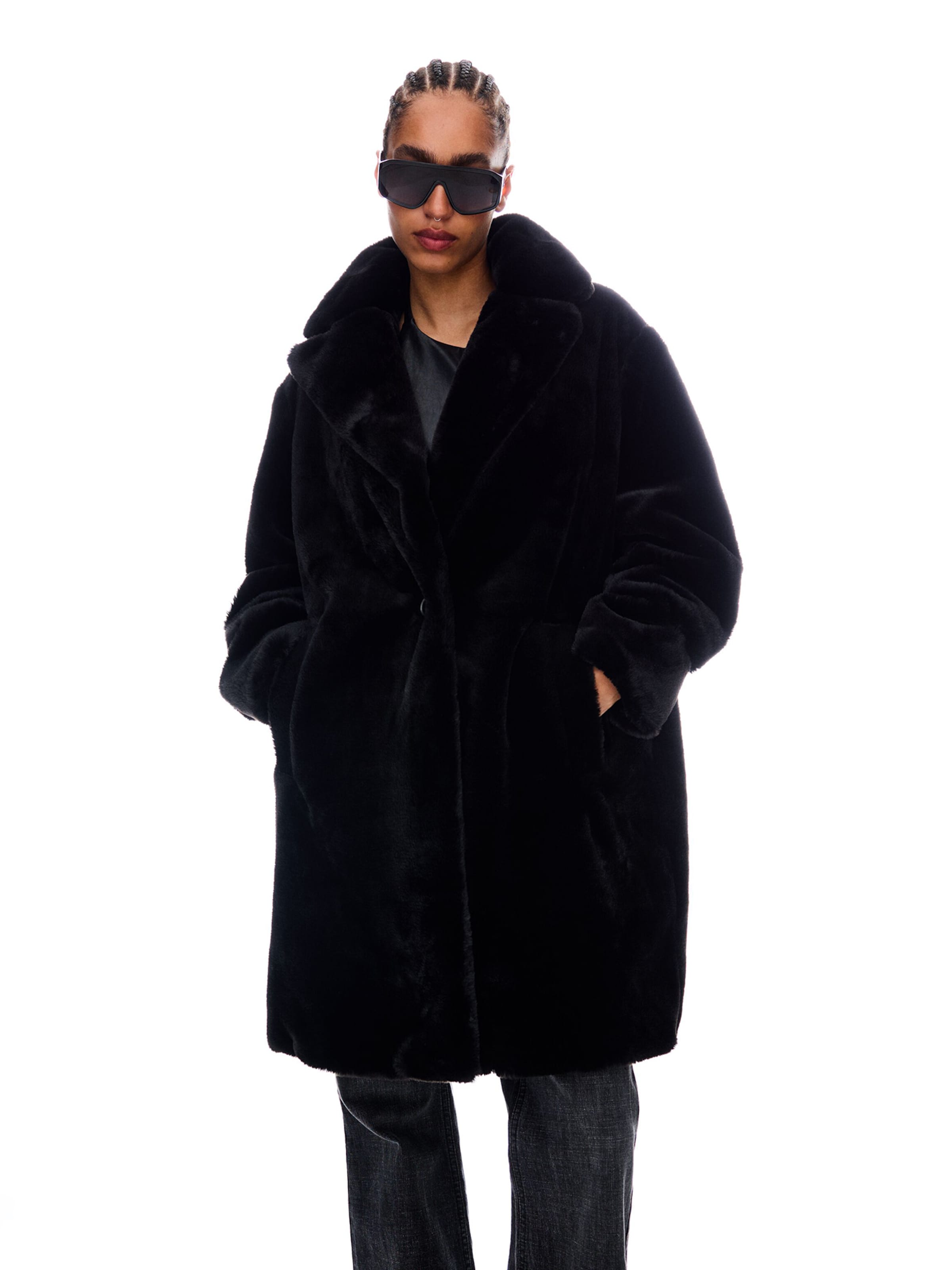 Bershka Winter Coat in Black: front