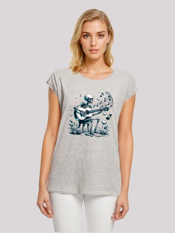 F4NT4STIC Shirt 'Skelett spielt Gitarre, Musik, Liebe' in Grijs: voorkant