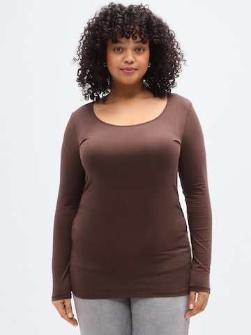 Maglietta 'VMPAXI' di Vero Moda Curve in marrone: frontale