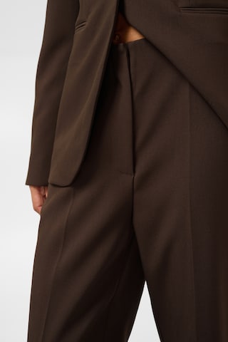 SOAKED IN LUXURY - Acampanado Pantalón 'Corinne' en marrón