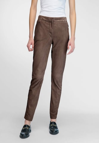 Coupe slim Pantalon Fadenmeister Berlin en marron : devant