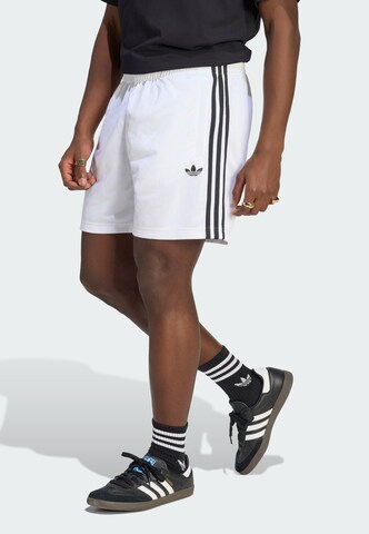 ADIDAS ORIGINALS Обычный Штаны 'Adicolor' в Белый: спереди