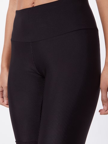 Urban Classics Skinny Shorts in Schwarz
