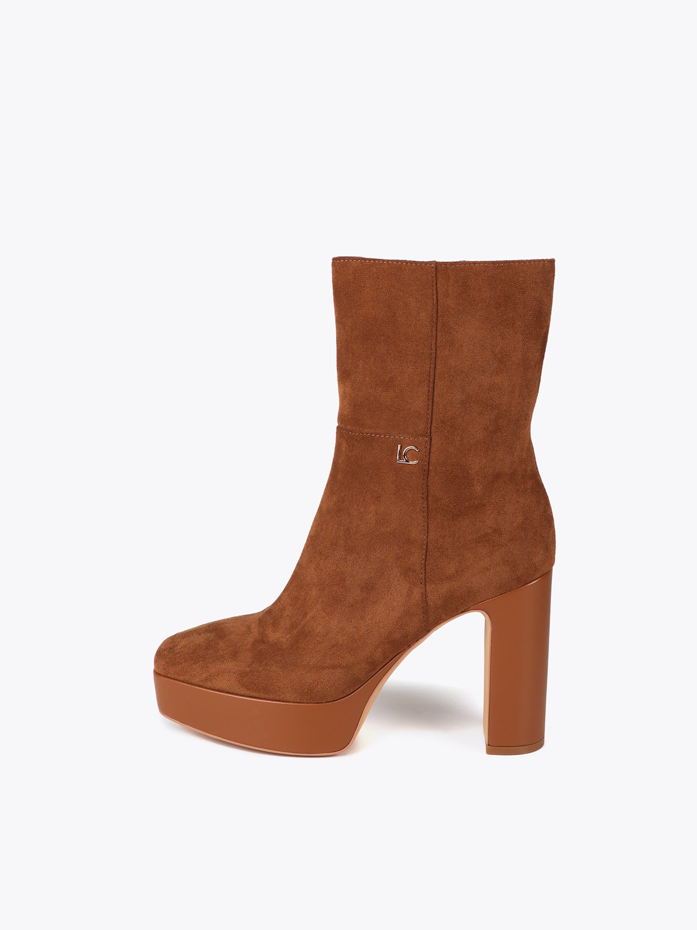 Lola Casademunt Боти до глезена в кафяво: отпред