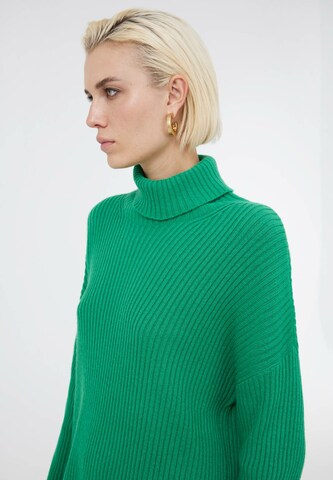 TOPTOP STUDIO Sweatshirt in Green