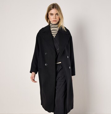 Cappotto invernale di Apricot in nero: frontale