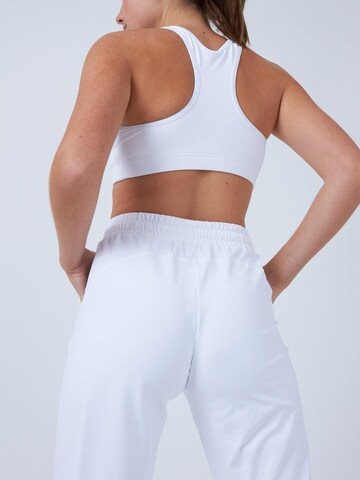 SPORTKIND Loosefit Sporthose 'Caprihose mit Taschen' in Weiß