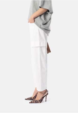 Barrel Jeans cargo 'Masie' di Elias Rumelis in bianco