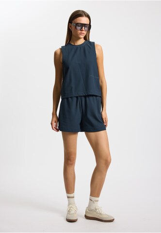 rethinkit studios Loosefit Broek 'Airflow' in Blauw: voorkant