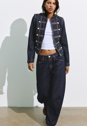 Geacă de primăvară-toamnă de la Pull&Bear pe albastru