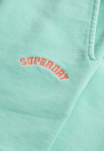 Superdry Regular Shorts in Grün