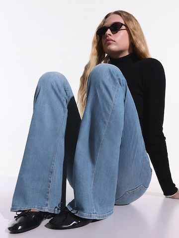 Bershka Разкроени Дънки в синьо