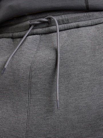 WEEKDAY Tapered Broek 'Simon' in Grijs