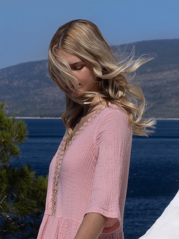 Haris Cotton - Vestido 'Maxi Dress in Textured Cotton with Laced Trim V Neck' en rosa