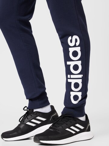 mėlyna ADIDAS SPORTSWEAR Siaurėjantis Sportinės kelnės 'Essentials French Terry Tapered Cuff Logo'