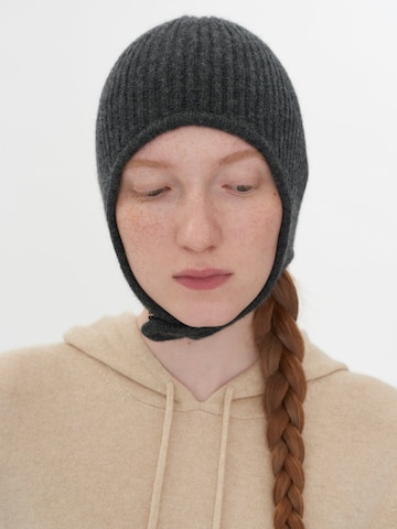 GOBI Cashmere Mössa 'Knitted Aviator Cap' i grå: framsida