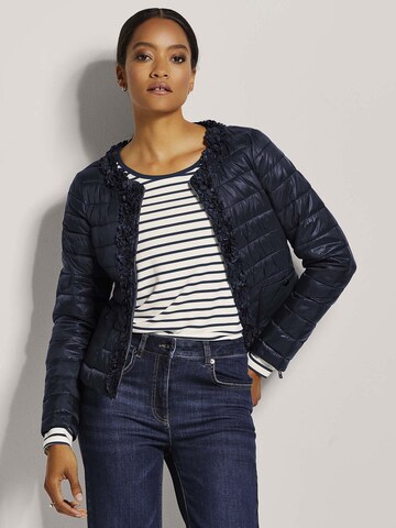 MADELEINE Jacke in Blau: Vorderseite