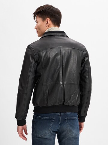 Andrew James Jacke in Schwarz