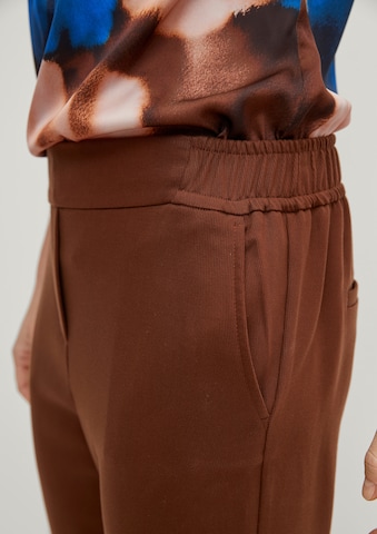 Effilé Pantalon chino COMMA en marron
