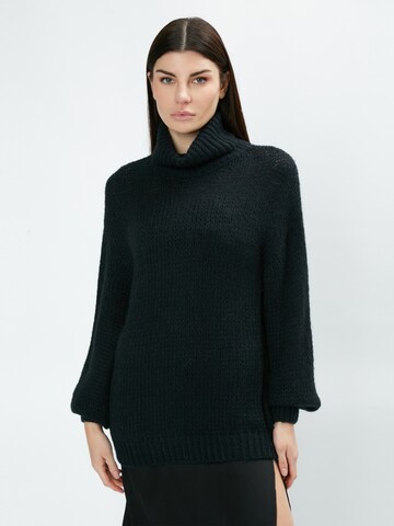 Influencer Sweater in Black: front