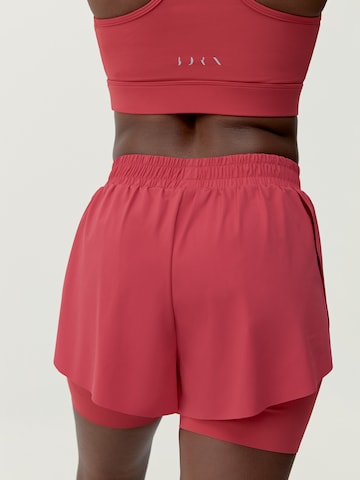 Born Living Yoga Skinny Sportshorts 'Bikila' in Rot