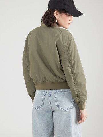 žalia Calvin Klein Jeans Standartinis Demisezoninė striukė 'ESSENTIAL'