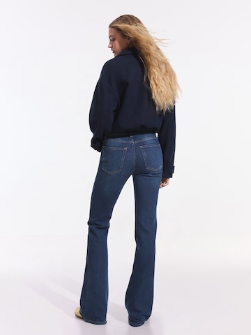 Bershka Levenevä Farkut värissä sininen