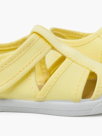 Calzatura aperta di Pisamonas in giallo