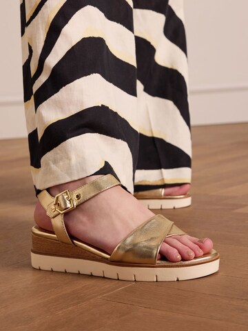 MANFIELD Sandale in Gold